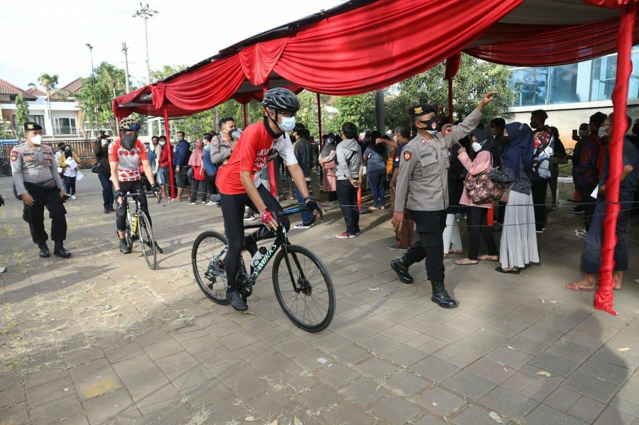 Gubernur Jawa Tengah Ganjar Pranowo blusukan memeriksa sentra vaksinasi di Semarang. (Foto: Ist)