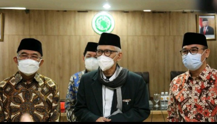 Menko PMK Muhadjir Effendy (kiri) bersama Ketua Umum MUI, KH Miftachul Achyar (tengah). (Foto: Dok. MUI)