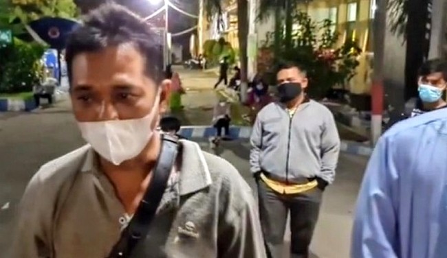 Sejumlah warga Desa Sumberkolak, Kecamatan Panarukan mendatangi RSUD Abdoer Rahem Situbondo tidal terima korban kecelakaan dicovidkan viral di medsos. (foto: istimewa).