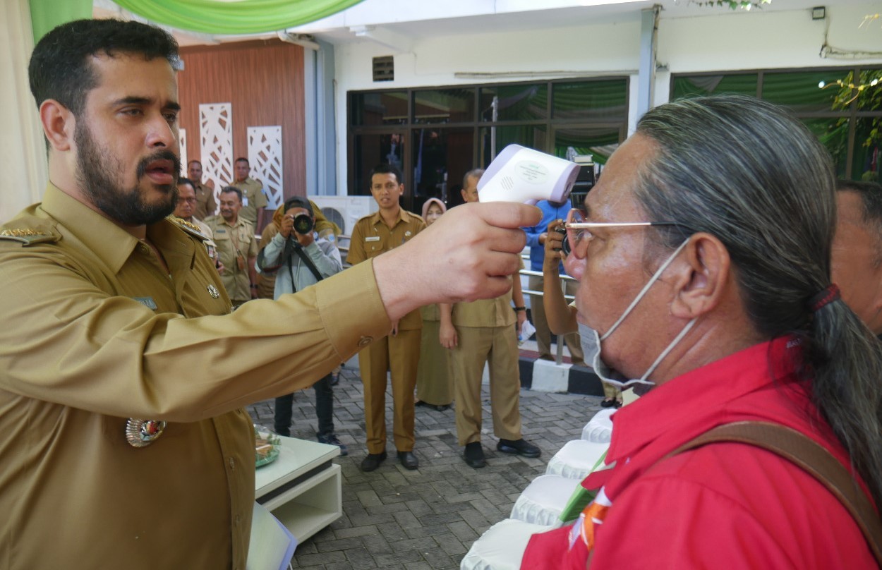 Walikota Probolinggo, Hadi Zainal Abidin (kiri) saat mencoba thermo gun untuk mendeteksi suhu tubuh. (Foto: Ikhsan Mahmudi/Ngopibareng.id)