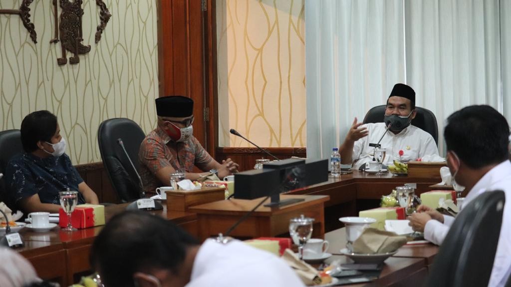 Rapat koordinasi rencana pembangunan Mall Pelayanan Publik di Kabupaten Blora. Rapat ini dihadiri Bupati Blora Arief Rohman, Wakil Bupati Blora Tri Yuli Setyowati, Sekretaris Daerah Blora, Komang Gede Irawadi, Bappeda, EMCL, Ademos dan jajaran Organisasi Perangkat Daerah Kabupaten Blora. Rapat dilaksanakan di di Kantor Bupati Blora, Rabu 14 Juli 2021 kemarin.