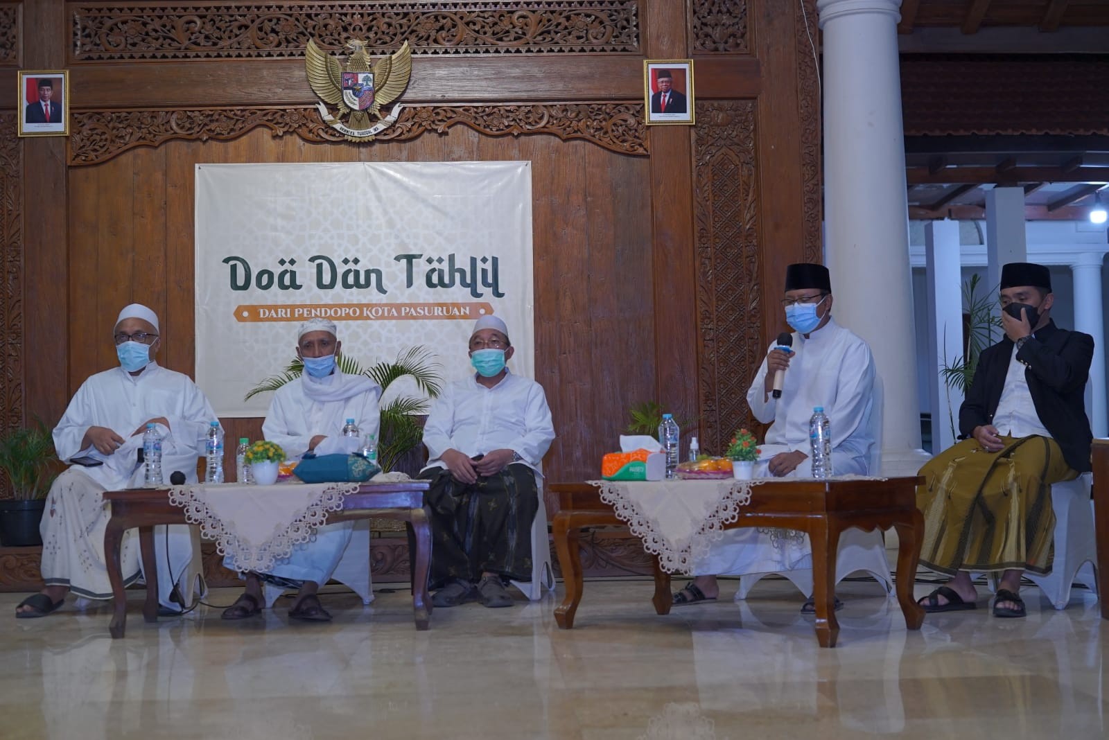 Walikota Pasuruan Saifullah Yusuf (Gus Ipul) bersama para kiai di Pasuruan pada acara Doa dan Tahlil 7 hari wafatnya KH. Zainuddin Djazuli. (Foto: Istimewa)