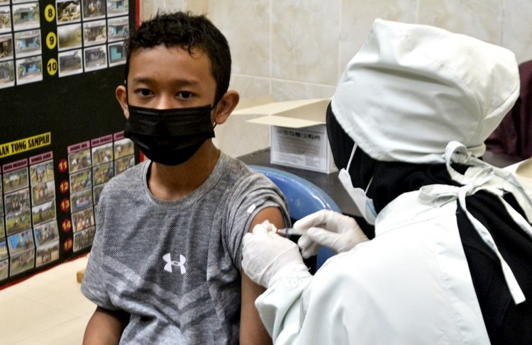 Seorang pelajar mengikuti Serbuan Vaksinasi Covid-19 Massal digelar Kodim 0822 Bondowoso selama empat hari mulai Kamis 15 Juli 2021. (foto: guido/Ngopibareng.id)