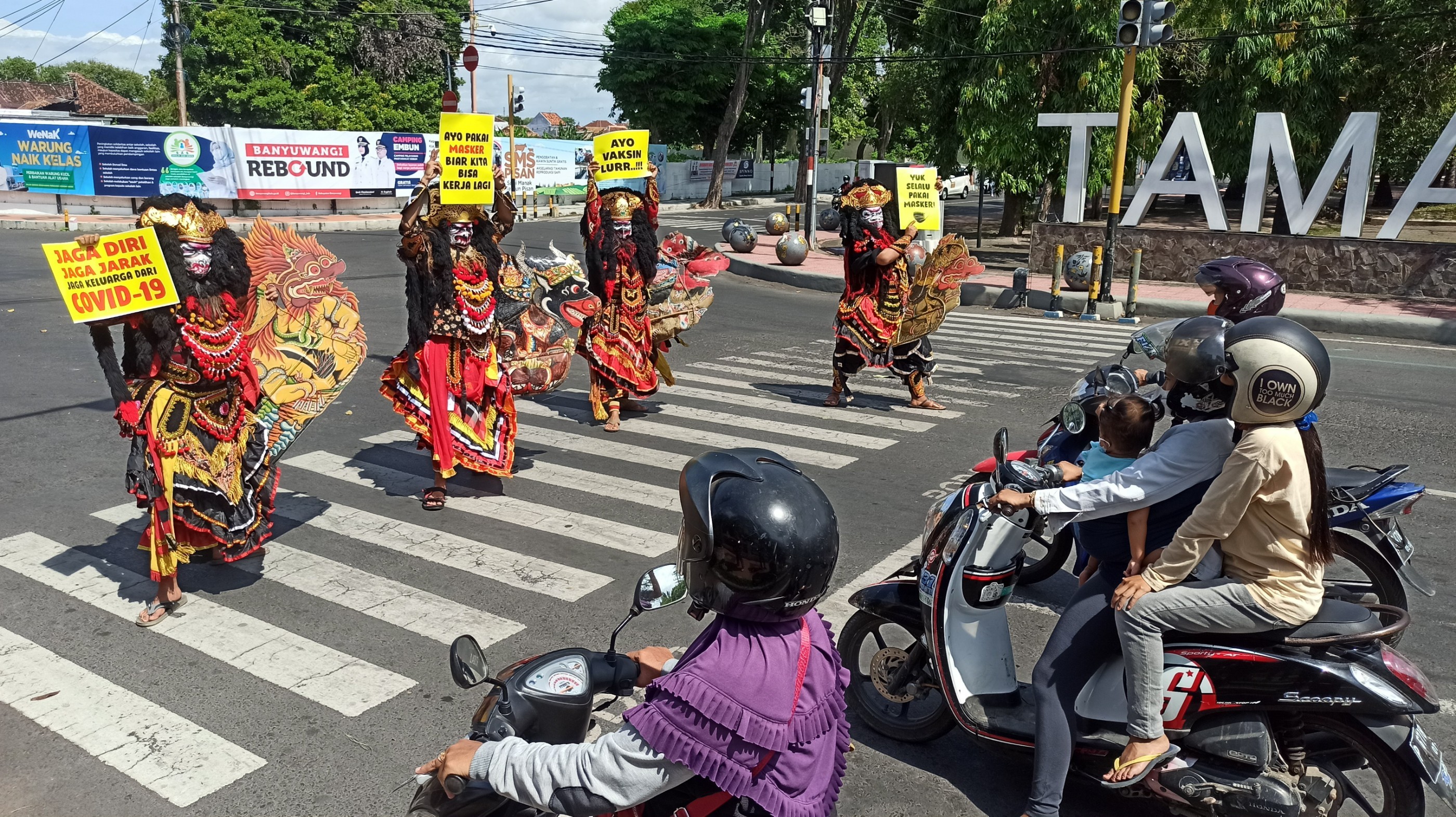 Seniman Jaranan Buto mengkampanyekan protokol kesehatan dan vaksinasi agar covid-19 visa segera berlalu (foto:Muh Hujaini/Ngopibareng.id)