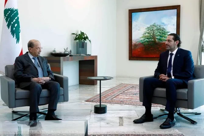 Presiden Lebanon Michel Aoun (kiri) bertemu dengan Perdana Menteri Lebanon Saad Hariri, di istana kepresidenan, di Baabda, timur Beirut, Lebanon, pada 14 Juli 2021. (Foto: AP)