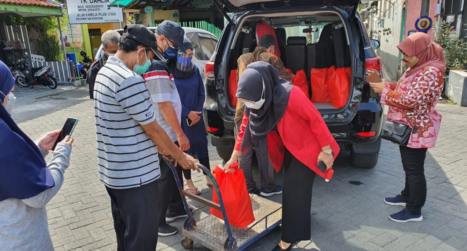 Norma Yunita bagi-bagi sembako untuk warga yang isolasi mandiri. (Foto: Istimewa)