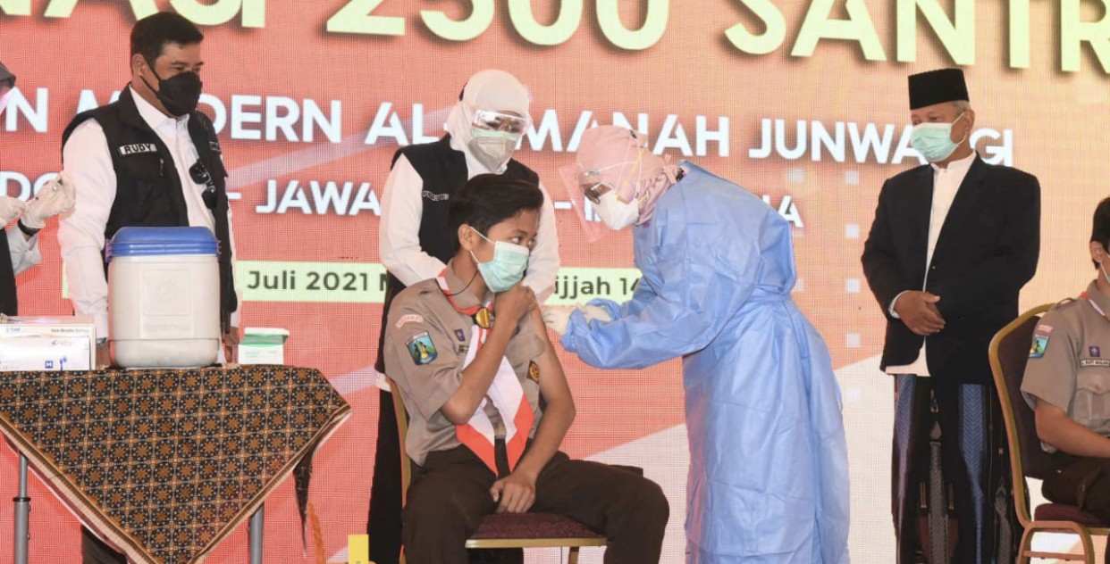 Gunernur Jatim, Khofifah Indar Parawansah meninjau vaksinasi di Pondok Pesantren Modern Al-Amanah Junwangi, Krian, Kabupaten Sidoarjo, Jumat, 16 Juli 2021 (Foto: Dok. Humas Pemprov Jatim)