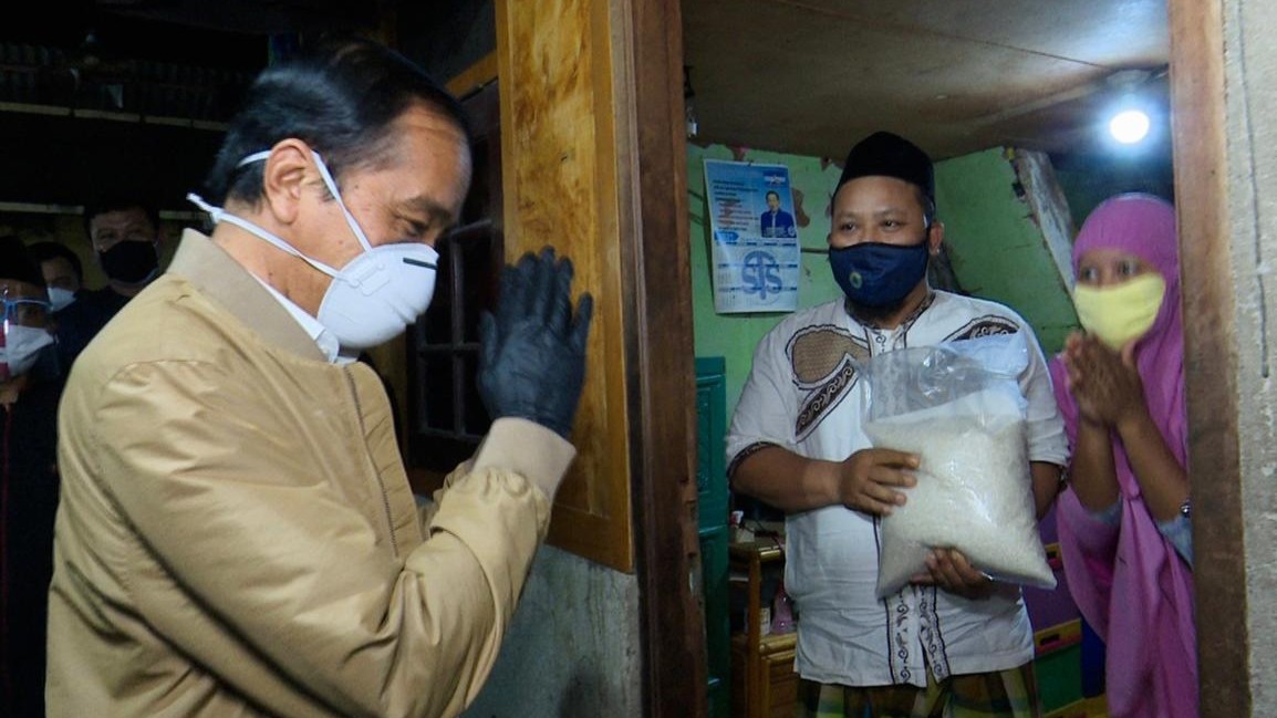 Presiden Jokowi menyerahkan bantuan beras untuk waraga di Kelurahan Sunter Agung Jakarta Utara (foto:Setpres)