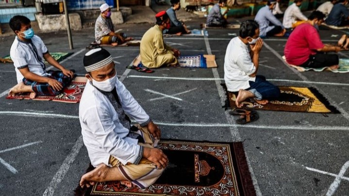 Menjaga jarak dalam pelaksanaan sholat berjamaah menurut Prokes (foto:istimewa)