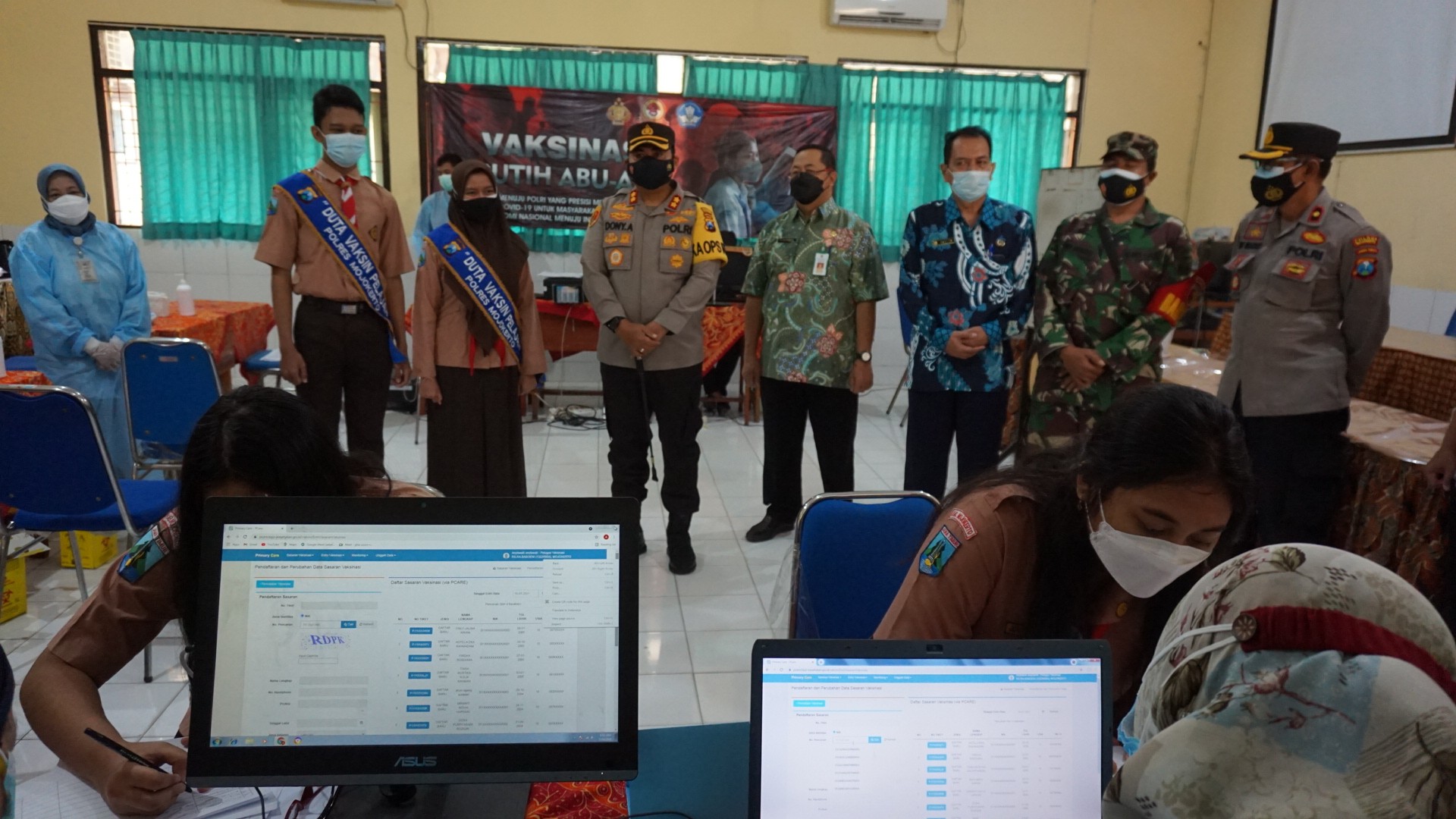 Vaksinasi pelajar di SMAN 1 Sooko.(Deni Lukmantara/Ngopibareng)