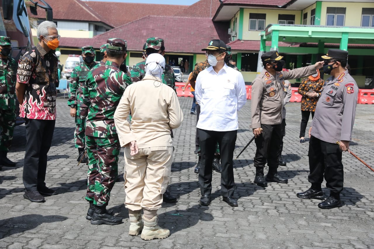 Ganjar mendampingi Menkes saat meninjau Asrama Haji Donogudan Boyolali, Sabtu, 17 Juli 2021. (Foto: Dok Jateng)