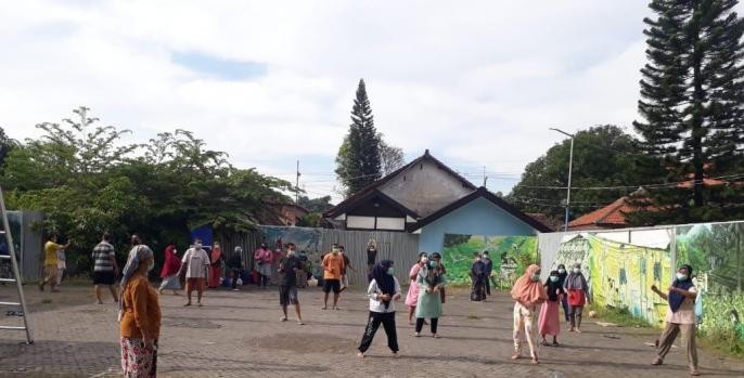 Sejumlah warga yang jalani isolasi sedang melakukan senam pagi.(Foto: Dok Pasuruan)