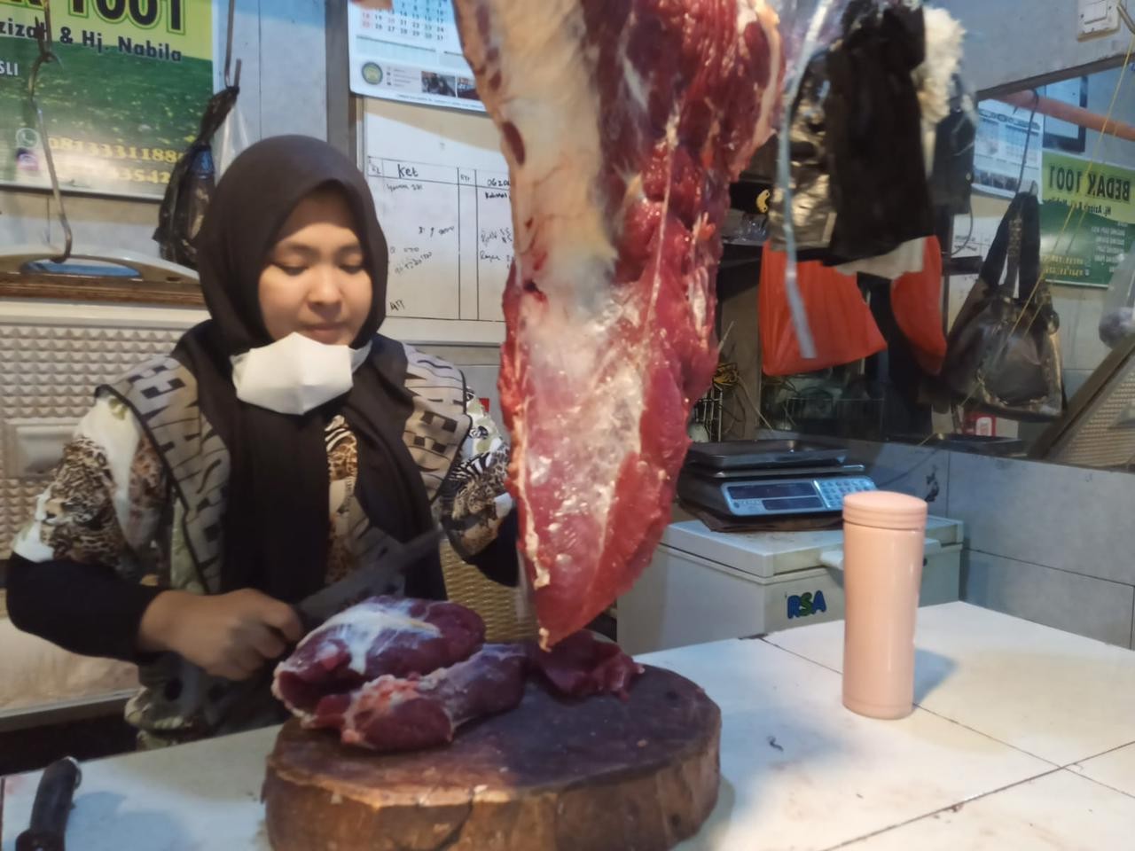 Salah satu pedagang daging sapi di Pasar Besar Kota Malang, Jawa Timur. (Foto: Lalu Theo/Ngopibareng.id)