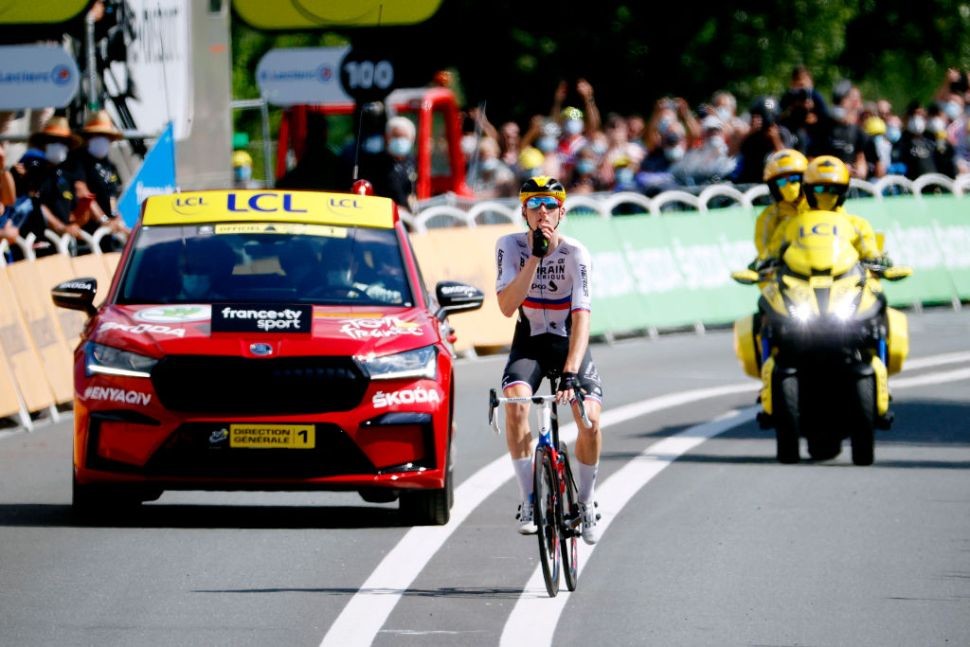 Matej Mohoric (Bahrain Victorious) memenangkan Tour de France etape 19 dengan gestur tutup mulut  sebagai protes akan investigasi penggunaan doping atas tim Bahrain Victorious. (Foto: Istimewa)