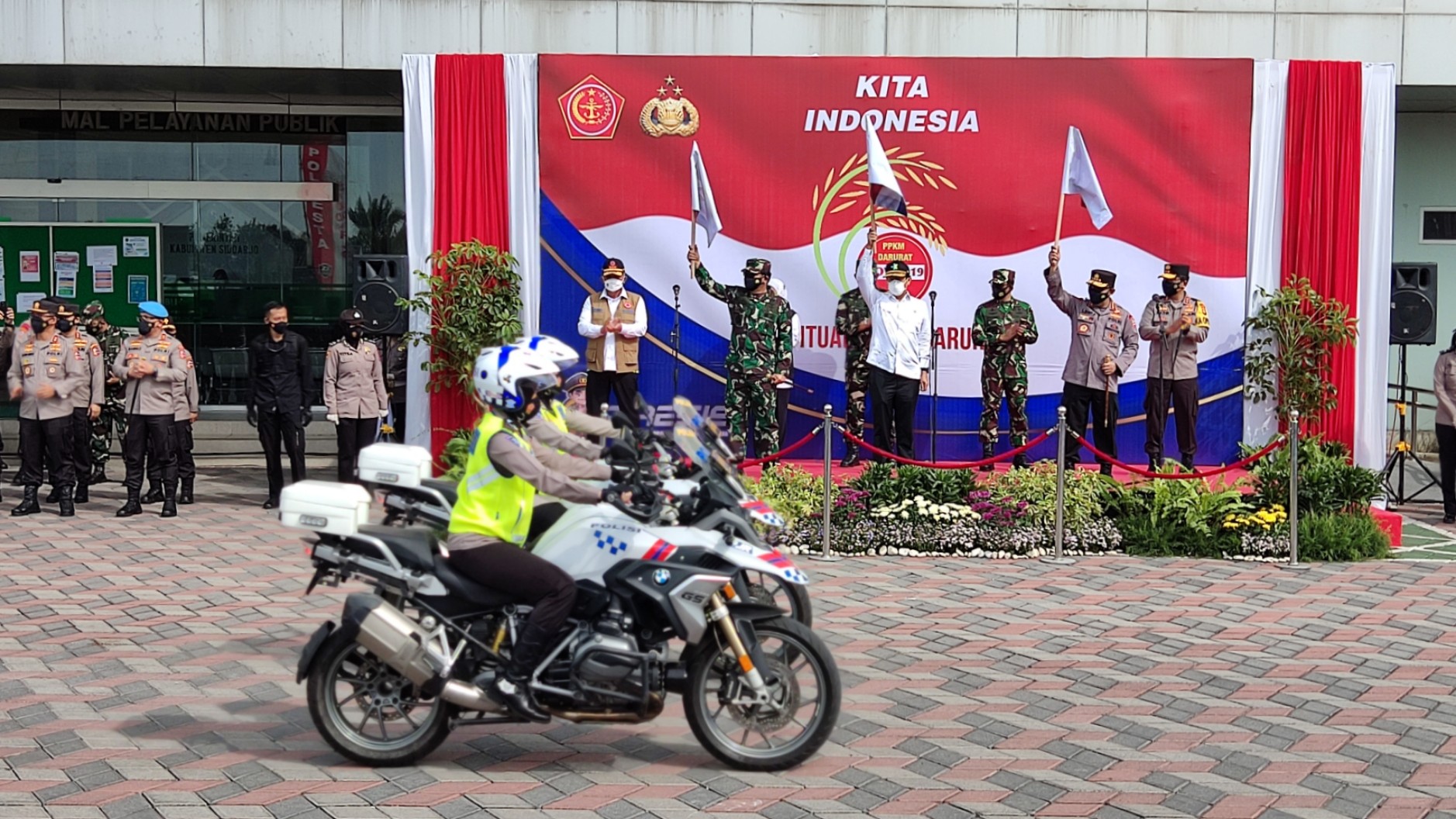 Panglima TNI Marsekal TNI Hadi Tjahjanto bersama Menteri Kesehatan Republik Indonesia Budi Gunadi Sadikin dan Kapolri Jenderal Polisi Listyo Sigit Prabowo melepas bantuan di Gedung MPP Sidoarjo, Sabtu 17 Juli 2021. (Foto: Fariz Yarbo/Ngopibareng.id)