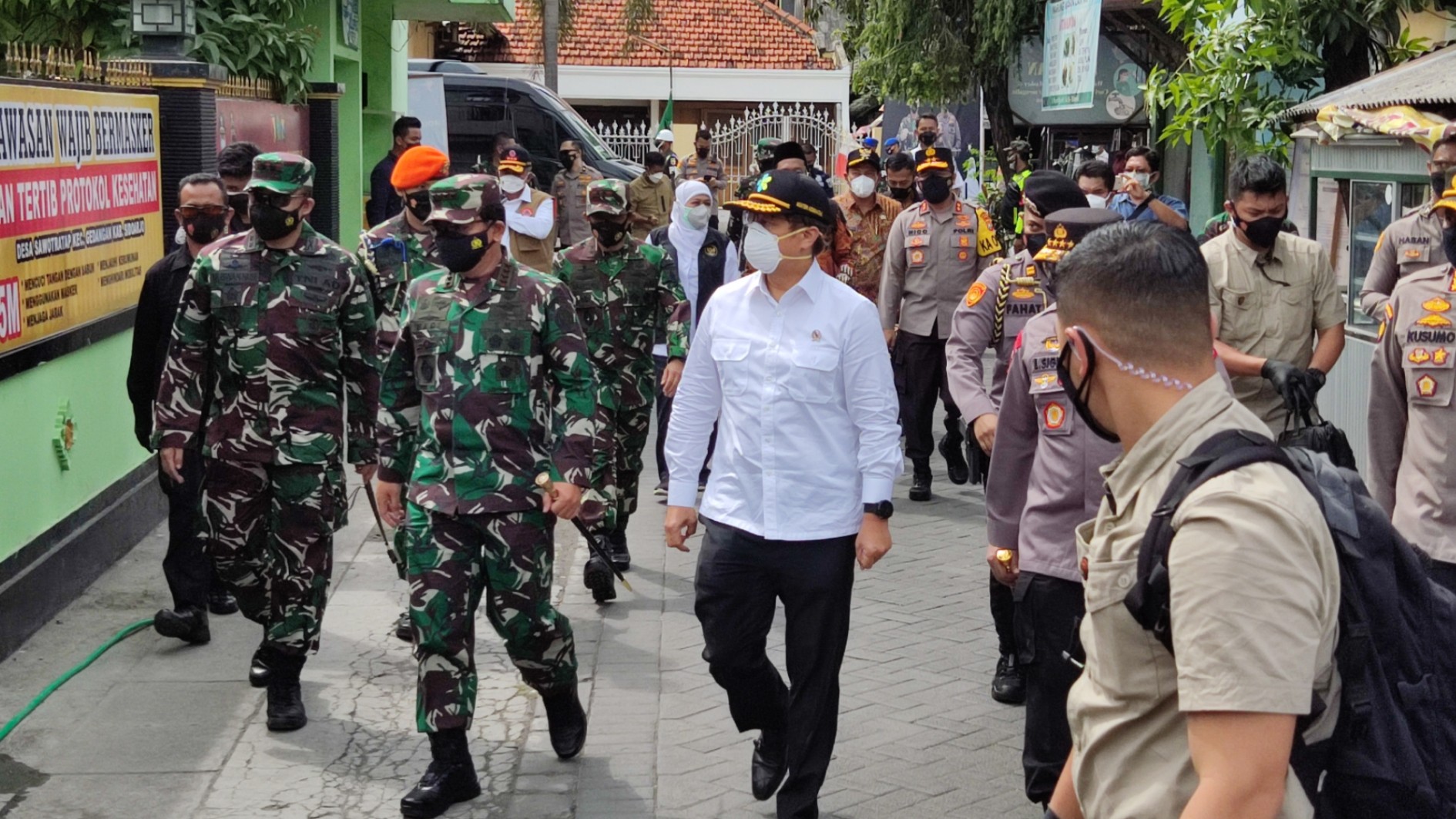 Panglima TNI Marsekal TNI Hadi Tjahjanto bersmaa Menteri Kesehatan Budi Gunadi Sadikin, dan Kapolri Jenderal Polisi Listyo Sigit Prabowo meninjau Posko PPKM Mikro Desa Sawotratap, Sidoarjo, Sabtu 17 Juli 2021. (Foto: Fariz Yarbo/Ngopibareng.id)