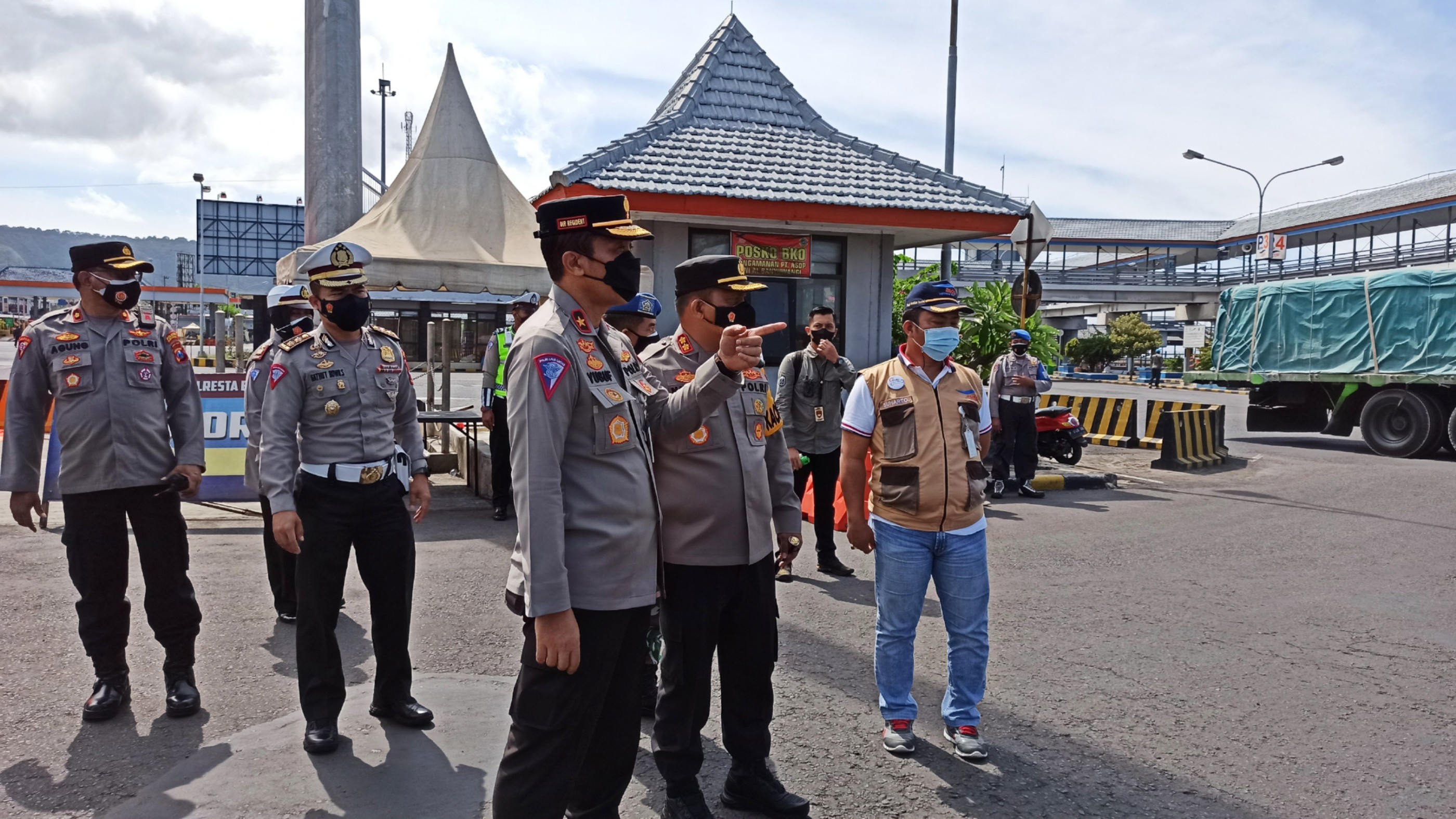 Pamatwil Korlantas Yang Brogjen Pol Yusuf meninjau Pelabuhan Ketapang, Banyuwangi (foto:Muh Hujaini/Ngopibareng.id)