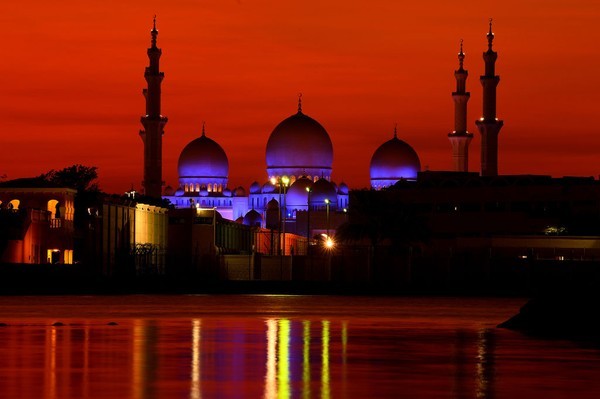 Masjid Agung Shiekh Zayed yang berada di Abu Dhabi, Uni Emirat Arab, keindahan di waktu senja. Masjid ini merupakan masjid terbesar ketiga yang memilimi 88 kubah. (Foto: travellers)