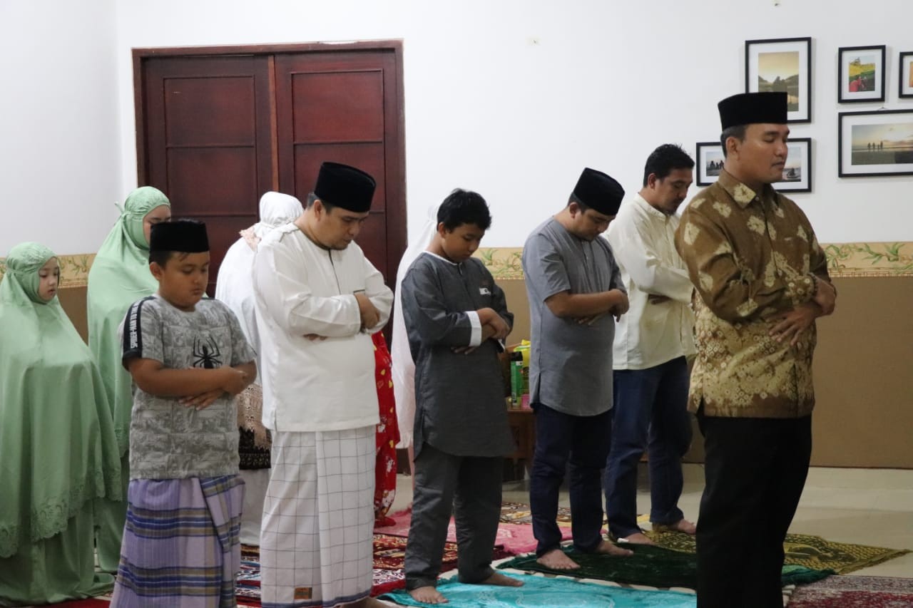 Salat Id di rumah, tetap khusyuk. (Foto: Istimewa)