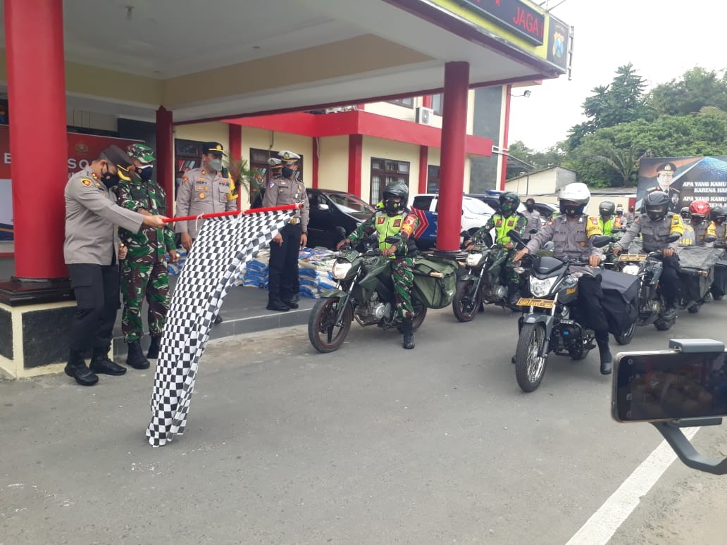 AKBP Leonard M Sinambela, Kapolres Blitar memberangkatkan anggota TNI dan Polri bergerilya mencari warga terdampak PPKM Darurat yang belum tersentuh bantuan. (Foto: Istimewa)