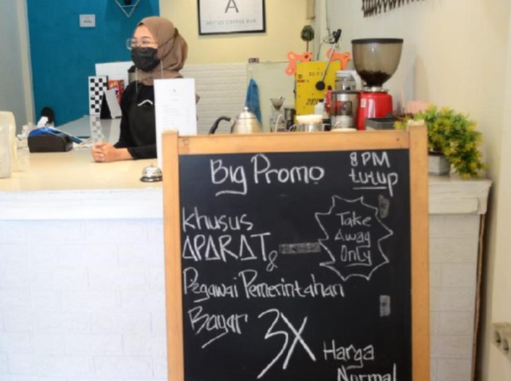 Atitud Coffee Bar Malang, menaikkan harga 3 kali lipat bagi aparat dan pejabat (Foto: Istimewa)