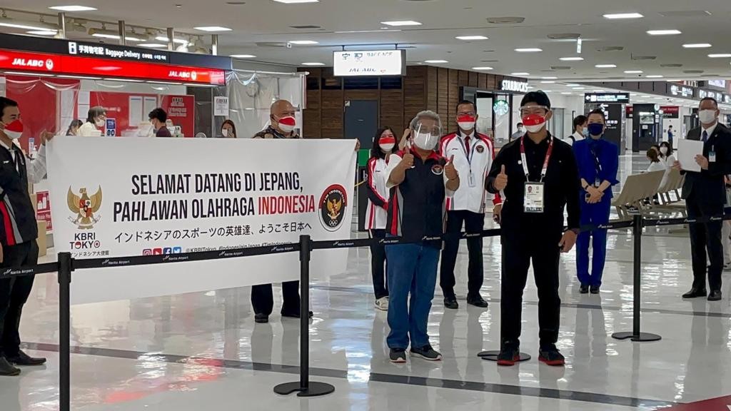 Duta Besar RI untuk Jepang Heri Akhmadi saat menyambut kedatangan kontingen Indonesia yang akan bertanding di Olimpiade Tokyo 2020. (Foto: Istimewa)