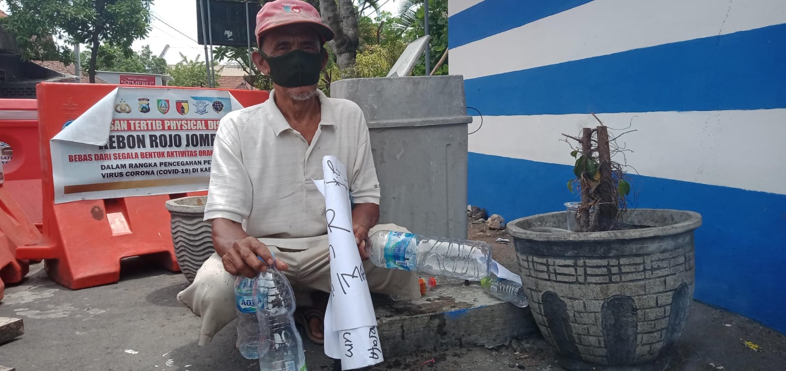 Rianto (53), saat mencari barang bekas untuk dijual kembali. (Foto: Istimewa)