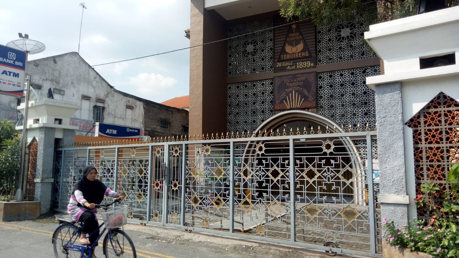 Pintu gerbang utama makam Gus Dur di Pesantren Tebuireng, Jombang yang masih tertutup untuk peziarah. (Foto: Mardiansyah Triraharjo/Ngopibareng.id)