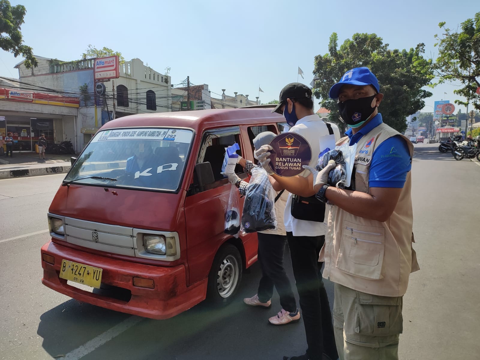 BKR Satgas Covid-19 menggelar aksi bagikan 175.000 masker di sejumlah titik vital zona merah. (Foto: Istimewa)