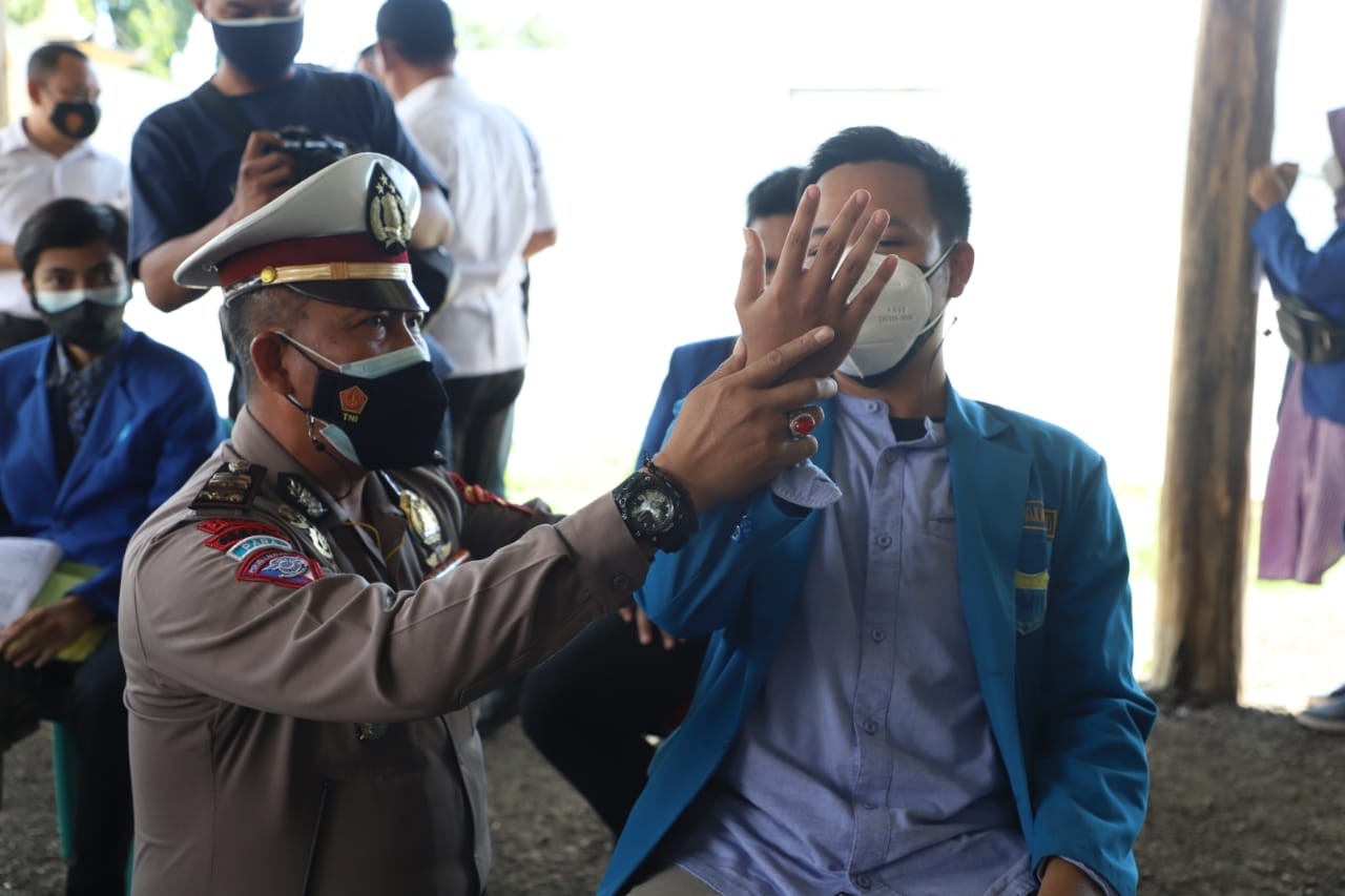 Anggota Satlantas Polres Mojokerto hipnoterapy salah satu mahasiswa yang takut jarum suntik.(Foto: Deni Lukmantara/Ngopibareng.id)