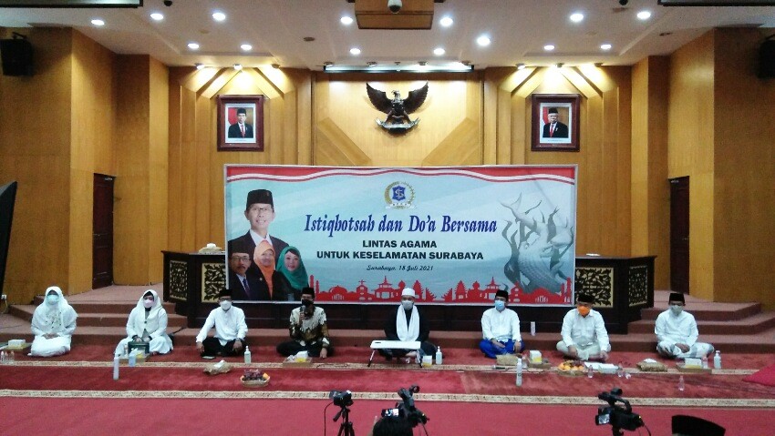 DPRD Kota Surabaya ketika menggelar istighotsah dan doa bersama lintas agama. (Foto: DPRD Surabaya/Ngopibareng.id)