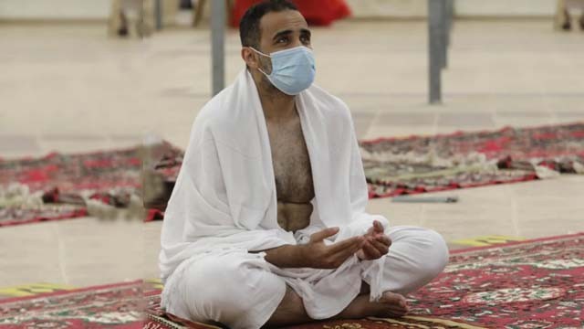 Seorang jamaah haji berdoa di Masjid Namira, Padang Arafah, Arab Saud, Senin pagi. Hari ini adalah puncak ibadah haji. (Foto:ArabNews)