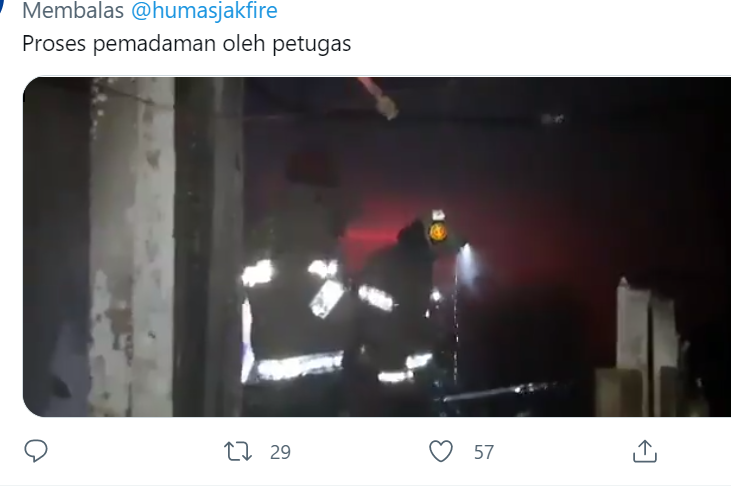 Proses pemadaman kebakaran di Kantor BPOM Jakarta, pada Minggu 18 Juli 2021. Polisi periksa lima saksi dalam kebakaran tersebut. (Foto: tangkapan layar @humasjakfire)