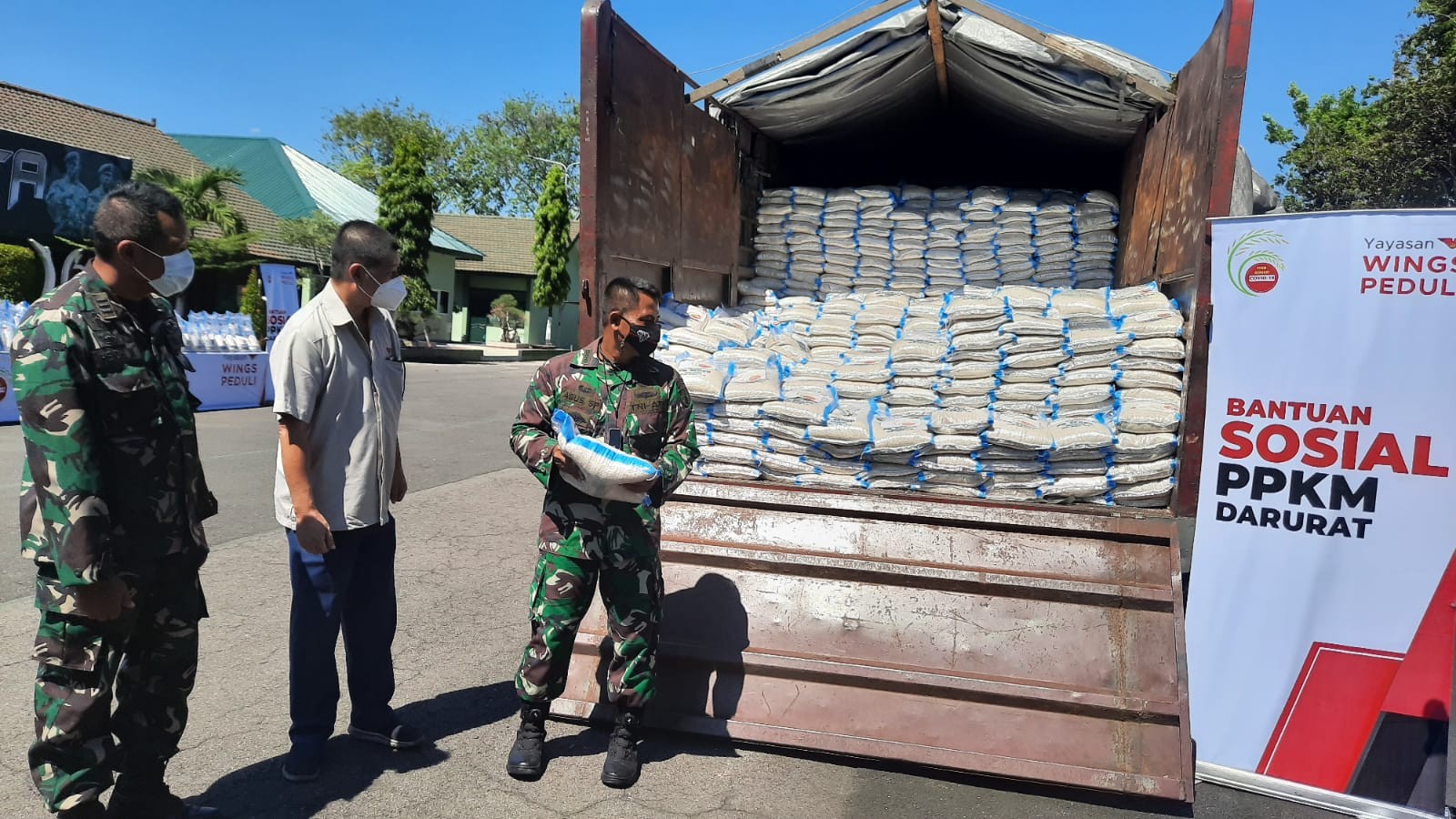 Korem 084/Bhaskara Jaya ketika menerima bantuan penyaluran beras ke warga tak mampu dari Yayasan WIngs. (Foto: Alief Sambogo/Ngopibareng.id)