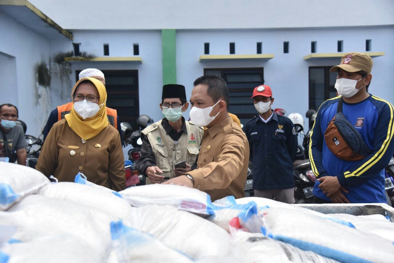 Cak Thoriq, Bupati Lumajang bersama Wakil Bupati Lumajang meninjau langsung kesiapan beras bantuan kepada masyarakat terdampak PPKM (Foto : Humas - KominfoLumajang)