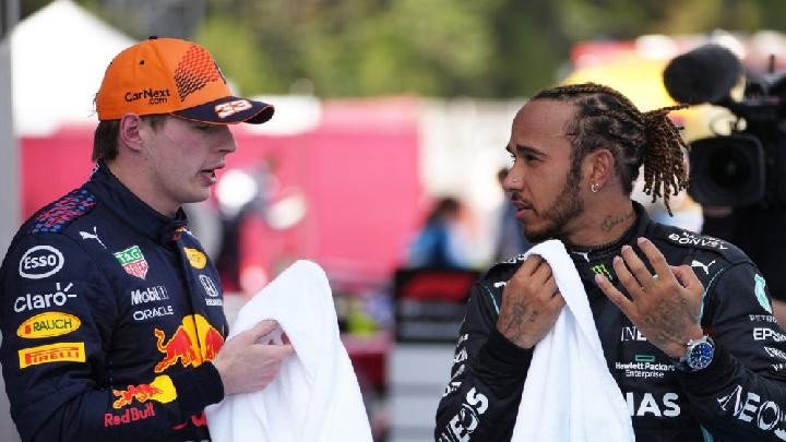 Lewis Hamilton (kanan) menabrak dari belakang ban mobil Max Verstappen di F1 GP Inggris, Minggu 18 Juli 2021. (Foto: Twitter F1)