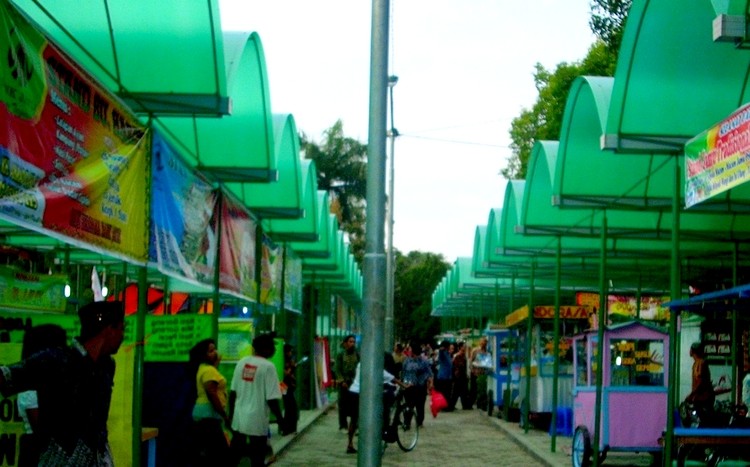 Para PKL Alun-alun Kironggo Bondowoso Jawa Timur terdampak PPKM Darurat Covid-19 akan menerima bantuan uang tunai dari Pemkab Bondowoso. (foto: Guido/Ngopibareng.id)