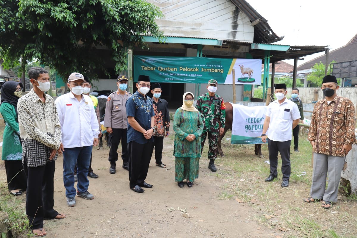 Bupati Mundjidah Wahab saat menyerahkan hewan kurban dari Baznas Jombang di Kecamatan Bareng dan Wonosalam. (Foto: Istimewa)