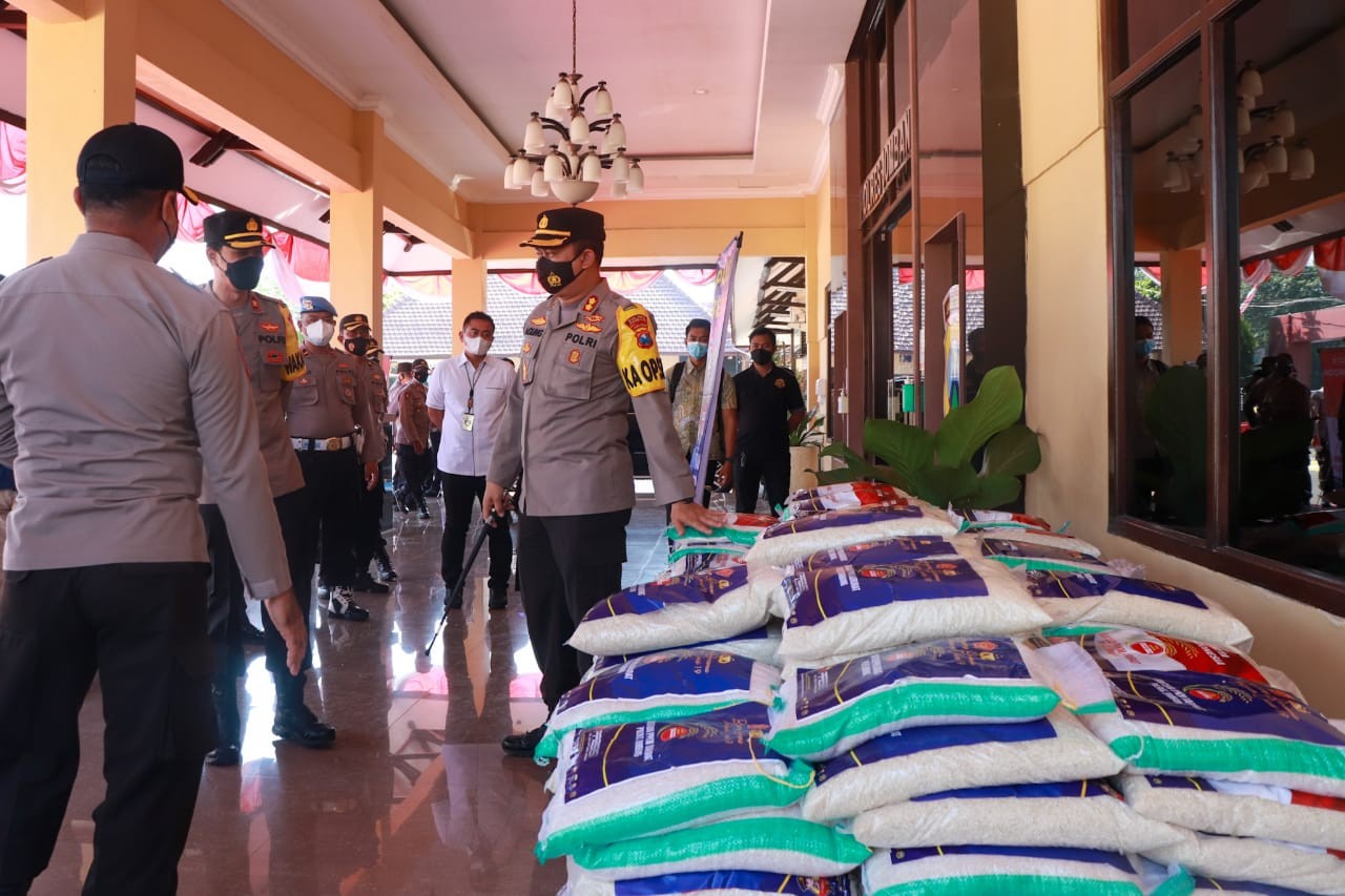 Kapolres Jombang AKBP Agung Setyo Nugroho meninjau kesiapan bantuan sembako berupa beras sebanyak 5,25 ton. (Foto: Istimewa)