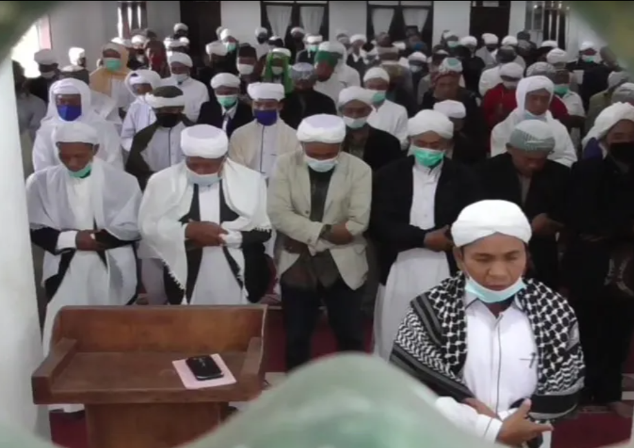 Jemaah Tarekat Naqsabandiyah saat Salat Idul Fitri lalu. (Foto:suarapakar)