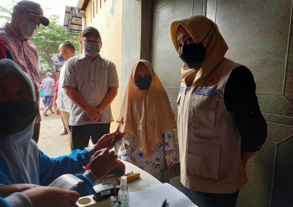 Bupati Mojokerto Ikfina Fahmawati terjun langsung tracing warga terindikasi Covid-19. (Foto: Deni Lukmantara/Ngopibareng.id)