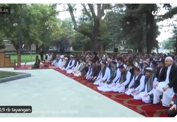 Video viral yang memperdengarkan suara hujan ledakan roket di tengah Salat Id, saat Idul Adha, di Istana Kepresidenan Afghanistan. (Foto: Twitter @tolonews)