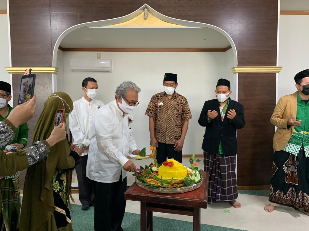 Duta Besar RI, Heri Akhmadi meresmikan masjid NU pertama di Jepang dengan memotong tumpeng. (Foto: Dok KBRI Tokyo/Ngopibareng.id)