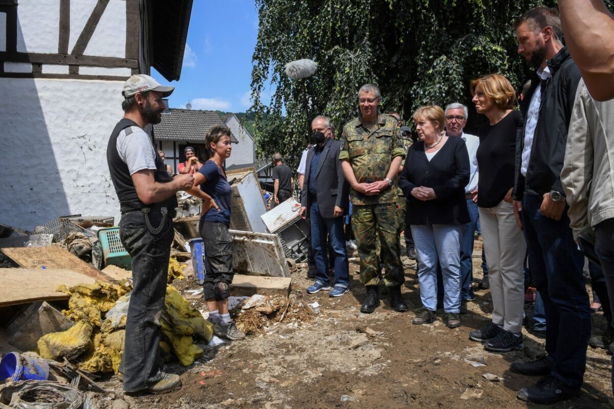 Kanselir Jerman Angela Merkel berkunjung langsung melihat dampak banjir pada Minggu 18 Juli 2021 di Kota Schuld, yang terdampak buruk akibat banjir. (Foto: Istimewa)