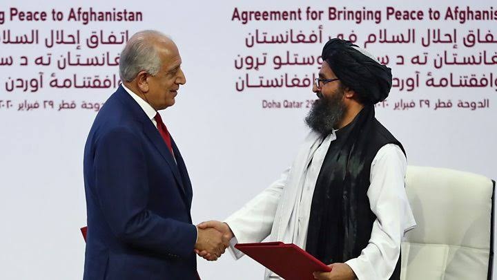 Juru Bicara Militer Afghanistan Ajmal Omar Shinwari bersama Juru Bicara Taliban Suhai Shaheen di Doha, Qatar. (Foto: afp)