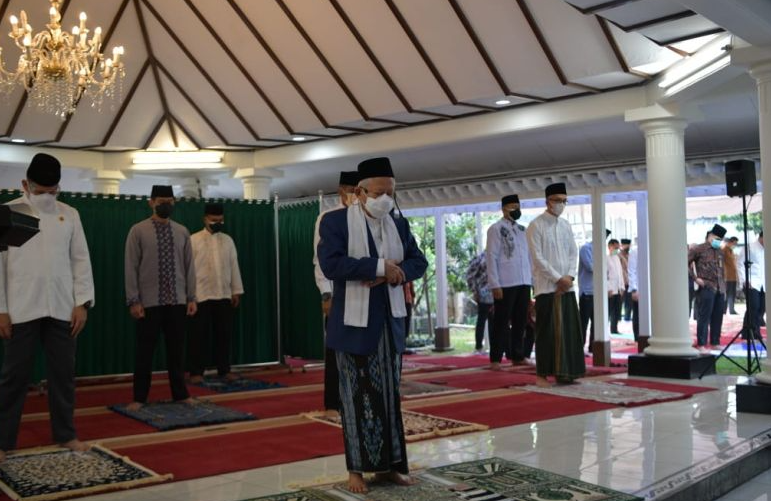 Wakil Presiden (Wapres) Ma'ruf Amin menjadi imam salat Idul Adha di rumah dinasnya, Selasa 20 Juli 2021. (Foto: Biro Pers Setwapres)