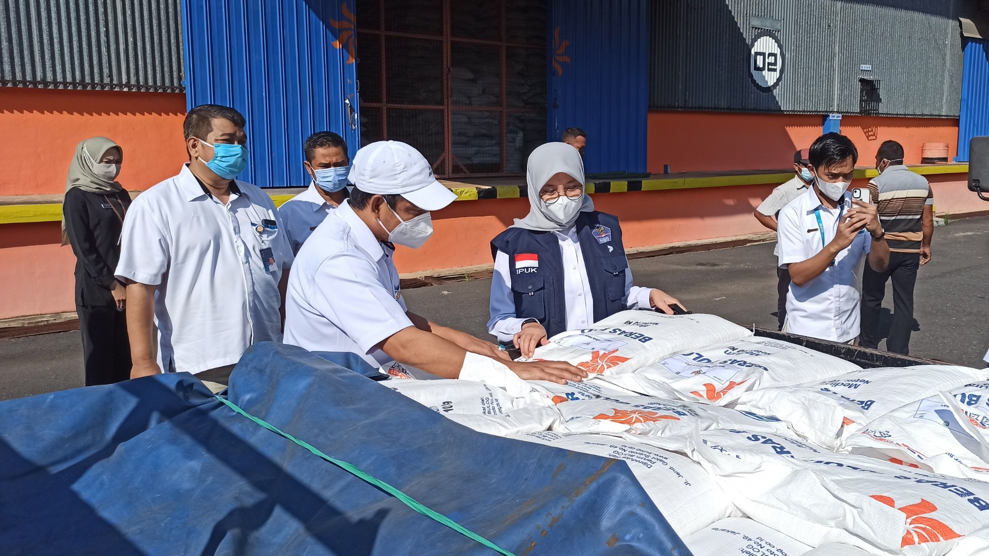 Bupati Banyuwangi Ipuk Fiestiandanie ngecek beras bantuan PPKM didampingi Pimpinan Cabang Bulog Banyuwangi Jusri Pakke (Foto: Muh Hujaini/Ngipibareng.id)