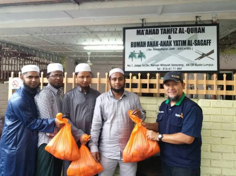 Relawan MDMC Malaysia mendistribusikan daging kurban kepada anak-anak Rohingnya. (Foto: Istimewa)