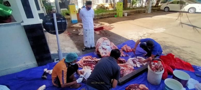 Bupati Irsyad Yusuf tinjau pemotongan hewan kurban. (Foto: Dok Pasuruan)