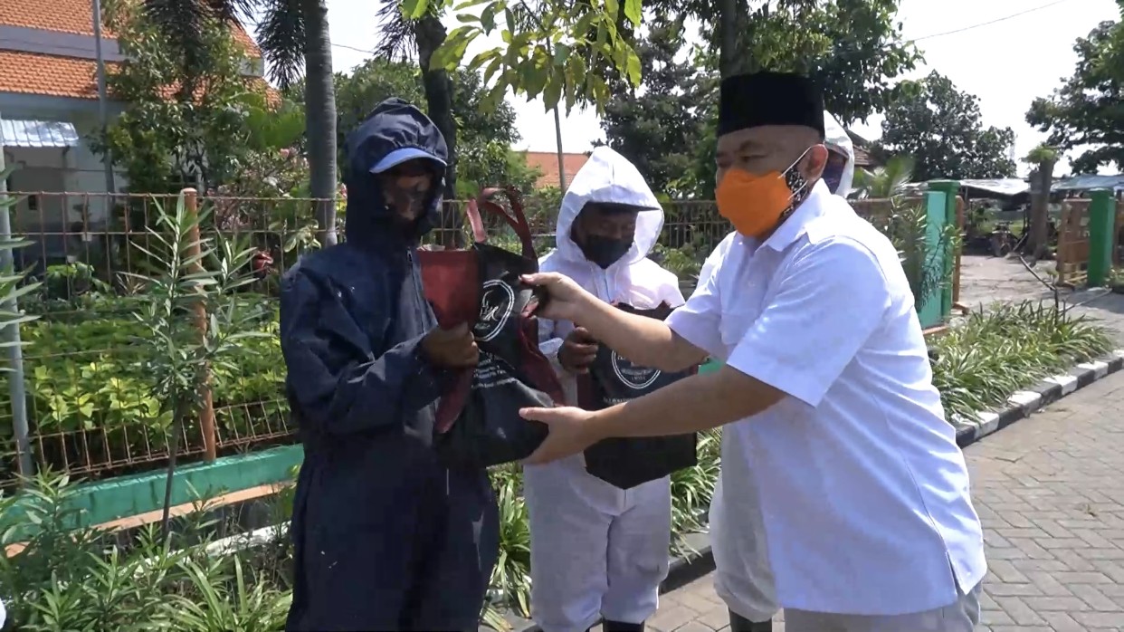 Petugas TPU Keputih ketika menerima daging kurban dari Masjid Nasional Al Akbar (Foto: Dok. Humas Al Akbar)